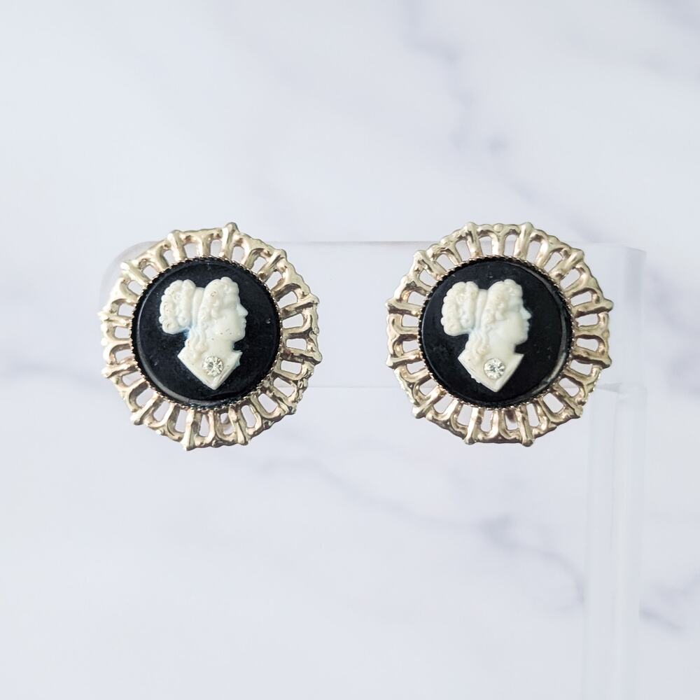 Vintage Screw On Earrings Cameo Style Black, Cream, Gold Tone